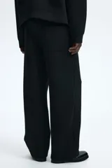 Pantalón tipo jogger de corte relajado con efecto neopreno, cintura elástica con cordón ajustable, bolsillos laterales al bies y bolsillo de parche en la parte trasera.