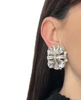 Aros de cristal con forma cuadrada y base metálica dorada con sistema de cierre a clip.