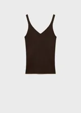 Top de punto fino color marrón chocolate, con cuello en pico y tirantes finos. Presenta un diseño entallado al cuerpo.