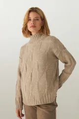 Buzo de tejido de punto industrial color beige, con cuello medio y diseño texturado de cuadros en relieve.