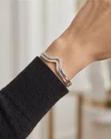 Pulsera esclava abierta de plata 925, con diseño ondulado en forma de V.