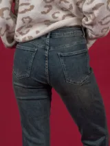 Pantalón de jean azul de corte recto.