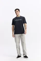 Remera negra de manga corta con escote redondo y logo estampado de la marca Mistral en el pecho.