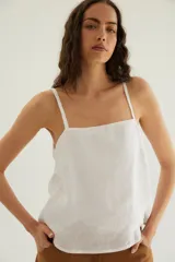 Top de lino color beige, de escote recto y breteles finos, con calce holgado.