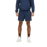 Short azul marino de felpa francesa, corte cuadrado, con cintura elástica ajustable con cordón y logo de New Balance bordado en rojo en la pierna izquierda.