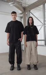 Pantalón deportivo de calce regular confeccionado en microfibra opaca, con diseño inspirado en la estética vintage. Presenta vivos laterales a contratono que recorren toda la pierna, cintura elástica y puños elásticos en los tobillos.