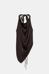 Top satinado color marrón, con cuello halter drapeado, espalda descubierta y diseño asimétrico en el bajo con tirantes colgantes.