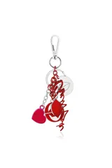 Llavero decorativo con mosquetón y argolla metálica plateada del que cuelgan diversos dijes esmaltados en tonos rojo y fucsia, incluyendo un corazón, labios, una medalla redonda con grabado y un diseño con letras.