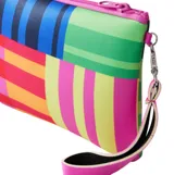 Cartuchera tipo neceser de Rip Curl con estampado geométrico de bloques de colores vibrantes (azul marino, rosa, amarillo, verde, rojo) y borde de cierre en fucsia. Incluye correa de muñeca fucsia y logo de la marca en el centro.