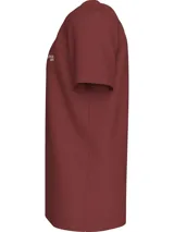 Remera color borgoña de corte holgado, cuello redondo y mangas cortas. Estampado frontal con el logo de Calvin Klein Jeans y la leyenda "Est. Since 1978".