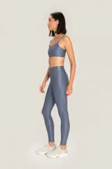 Top deportivo azul con breteles finos y espalda deportiva.