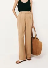 Pantalón de vestir de corte recto y tiro alto, con cierre frontal y trabillas para cinturón. Presenta pinzas en la parte delantera que aportan estructura a la prenda.