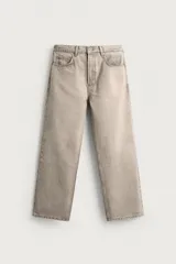 Jeans straight ankle fit de tiro medio, confeccionados en denim de algodón con efecto lavado en tono beige. Presenta diseño de cinco bolsillos, presillas para cinturón y cierre frontal con cremallera y botón metálico.