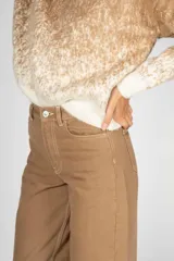 Pantalón de corte wide leg color camel, con tiro alto y ruedo desflecado.