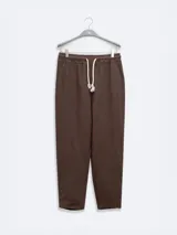 Pantalón de lino premium con corte recto y fit relajado. Presenta cintura elástica con cordón de ajuste, bolsillos laterales y bolsillo trasero.