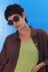 Lentes de sol con marco negro y patillas color carey.