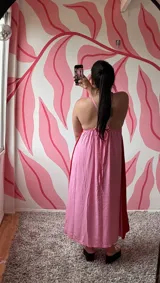 Vestido midi de viscosa, color rosa y rojo, con breteles finos y corte evasé.