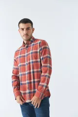 Camisa de hombre a cuadros color rosa, blanco y azul, de corte slim, manga larga, con bolsillo en el pecho y logo bordado.