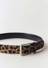 Cinturón marrón con estampado animal print y hebilla cuadrada dorada.