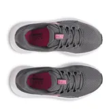 Championes Under Armour Charged Surge 4, color negro con logo blanco y suela blanca, ideales para running.