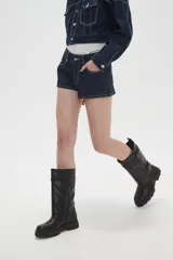 Short de jean negro con costuras en contraste, diseño de tiro medio y bolsillos laterales.