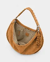 Bolso tipo hobo de gran tamaño, confeccionado en gamuza negra con detalles de costuras artesanales y tientos decorativos en los bordes. Cuenta con un asa trenzada con pespuntes a mano y cierre superior.
