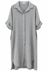 Vestido midi camisero de lino color gris, con cuello camisero, botonadura frontal completa, mangas cortas con presilla y dobladillo asimétrico más largo en la parte trasera.