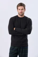 Pijama de hombre compuesto por una remera de manga larga azul marino y un pantalón a cuadros en tonos azul marino, blanco y negro.