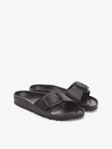 Sandalias Birkenstock Madrid Big Buckle, color negro, confeccionadas en material sintético EVA, con plantilla anatómica y hebilla grande ajustable.