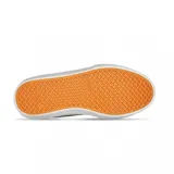 Championes de skate Emerica modelo Omen Hi, colaboración con OJ Wheels. Diseño de caña media en color negro, confeccionados en gamuza con costuras en contraste color amarillo neón. Presentan suela de goma blanca vulcanizada, detalle de parche naranja en el talón y ojal superior en amarillo.