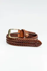 Cinto de cuero marrón con diseño trenzado y hebilla metálica color bronce.