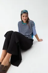 Pantalón negro de corte ancho y fluido, confeccionado en tejido ligero y cómodo, con cintura alta y diseño recto.