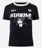 Remera de algodón con elastano, corte ajustado, cuello redondo y mangas cortas. Presenta un diseño en color negro con cuello blanco y vivos laterales blancos. Incluye estampa frontal del personaje Kuromi con detalles gráficos y texto.