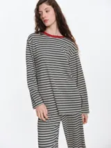Remera de dormir de corte oversize con estampado de rayas horizontales, confeccionada en algodón con elastano. Presenta cuello redondo en rib de color rojo contrastante y mangas largas.