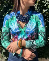 Collar corto de resina azul con piezas geométricas y esféricas.