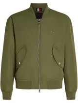 Campera bomber verde militar de Tommy Hilfiger con cierre frontal, cuello, puños y bajo acanalados. Tiene dos bolsillos laterales con botón a presión y logo de la marca bordado en el pecho.