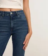 Pantalón de jean corte flare cropped, de tiro alto, con diseño ajustado en caderas y muslos, y botamanga acampanada con terminación deshilachada.