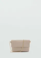 Bolso tipo bandolera de efecto piel color beige, estilo pochette, con cierre de solapa magnética y correa de cadena dorada.