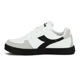 Championes urbanos Diadora modelo Helio II, color blanco con detalles en negro y gris.