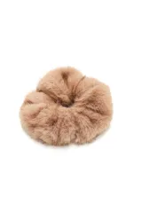 Colero para el pelo de textura suave y peluda, en color beige.