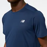 Remera deportiva azul con logo de New Balance estampado en blanco en el pecho.