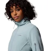 Campera de polar Columbia modelo Fast Trek II, color celeste, con cierre frontal completo, cuello alto, bolsillos laterales con cierre y bolsillo adicional con cierre en la manga izquierda.