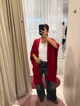 Ruana abierta de tejido liviano con caída fluida y textura sutil, diseñada con un corte amplio y versátil que envuelve el cuerpo.