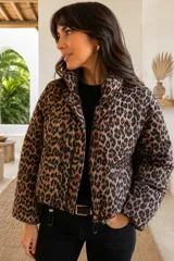 Campera puffer acolchada con estampado animal print de leopardo, cuello alto y cierre frontal con cremallera.