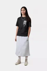 Remera blanca de manga corta y corte holgado, confeccionada en algodón orgánico. Cuenta con un estampado gráfico en el pecho que simula dijes y cadenas colgantes.