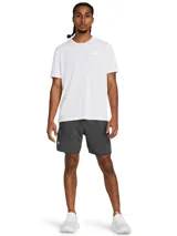 Short de running Under Armour con diseño 2 en 1, que incluye un pantalón corto exterior ligero y un short de compresión integrado. Cuenta con cintura elástica con cordón interno, paneles de malla para ventilación, bolsillos laterales y logo reflectante.