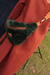 Riñonera de piel sintética color verde oscuro con forro de piel sintética color marrón.