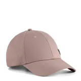 Gorra Puma con visera curva, confeccionada en poliéster, con ojales bordados para ventilación y logo metálico pequeño en el frente.