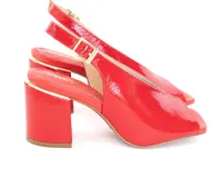 Sandalias de tacón alto en charol color rojo tomate, con punta cuadrada, taco ancho y tira ajustable en el talón con hebilla dorada.
