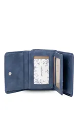 Billetera mediana de símil cuero color azul, con cierre a presión y compartimento posterior con cierre. Incluye múltiples tarjeteros, visores y divisiones internas para billetes.